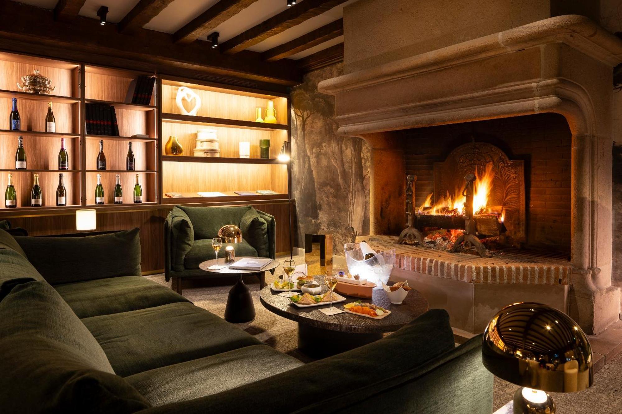 Hostellerie Briqueterie & Spa Champagne Вине Экстерьер фото The fireplace at the bar