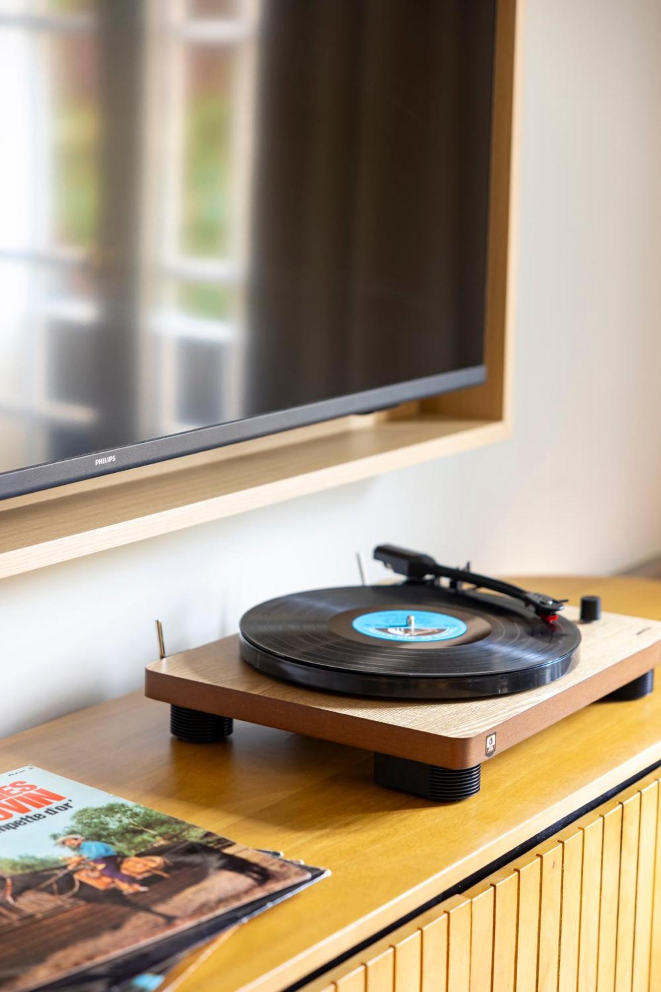 Hostellerie Briqueterie & Spa Champagne Вине Экстерьер фото Record player