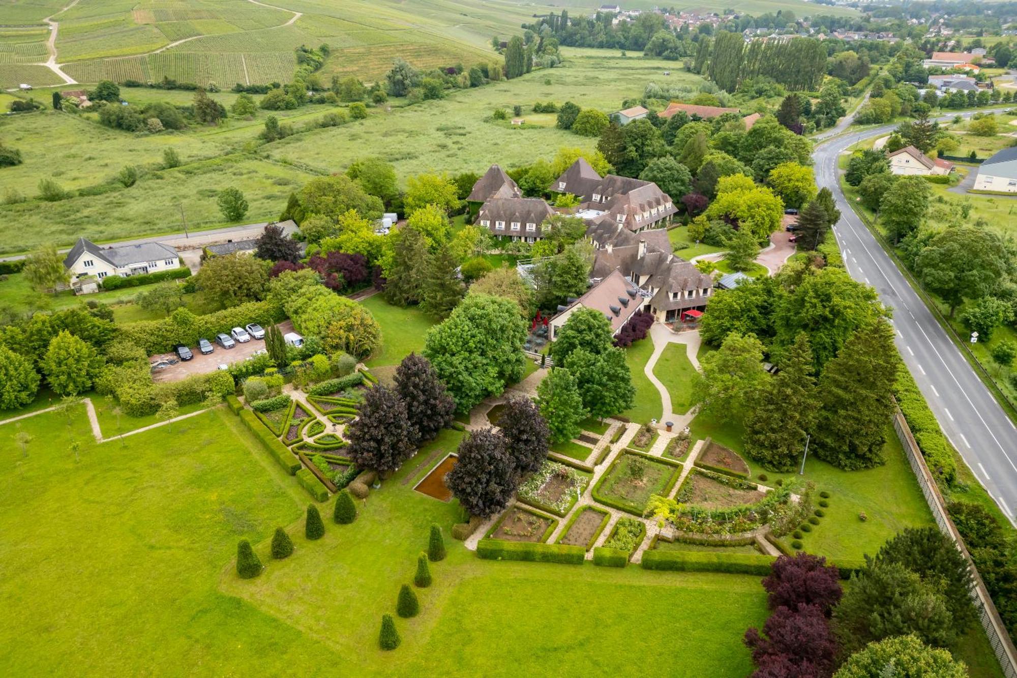 Hostellerie Briqueterie & Spa Champagne Вине Экстерьер фото Aerial view of the gardens